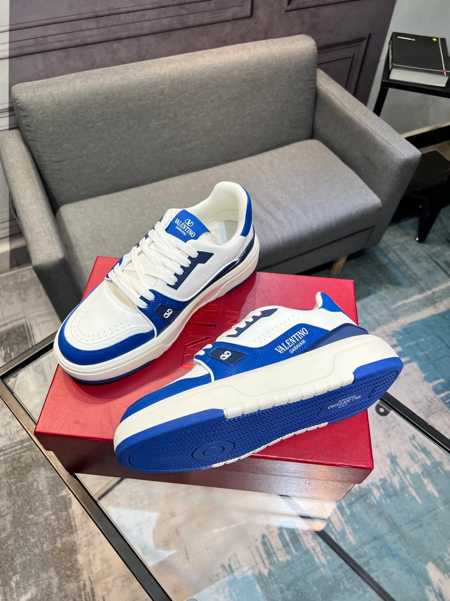 Men's men's shoes 💰660 𝑽𝒂𝒍𝒆𝒏𝒕𝒊𝒏𝒐 Valentino 𝑶𝒏𝒆𝑺𝒕𝒖𝒅 Couple's sneaker series Valentino 2025 latest couple's sneakers, celebrity style, hot sale. The original ZP was purchased and dismantled. Repeated pattern making and modification. I strive to restore the original version 1:1! Top luxury masterpiece, soft and comfortable, combining fashion and leisure, bringing excellent elegant texture and excellent on-foot comfort. Top purchase version upper: imported calfskin surface/original oil edge craftsmanship. Inner: water-dyed cowhide lining. Outsole: original development 𝐓𝐏𝐔 two-color combination outsole. Packaging: original configuration complete package. Code number: 35-44 yards. 34.45 can be customized. Can be customized (self-labeled-no label) order.